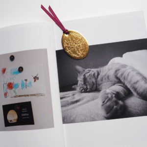 Bookmark : Arabesque S (gold) with a book