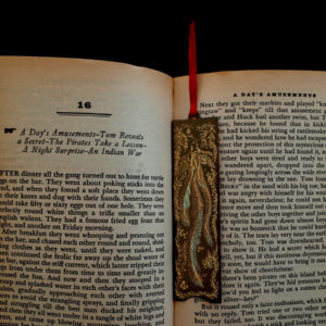 Bookmark : Bird (black and gold) with a book