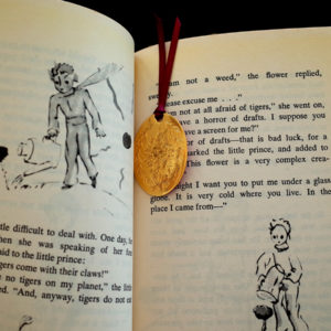 Bookmark : Arabesque S (gold) with a book