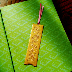 Bookmark : 菊 (gold) with a book