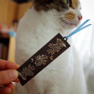 Bookmark : 鈴蘭 (black and silver) with cat