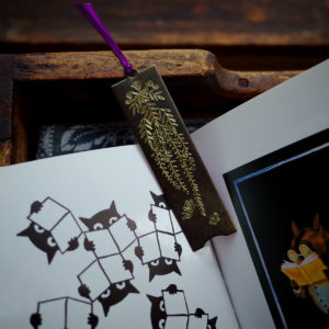 Bookmark : 藤 (black and gold) with book