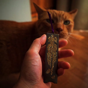 Bookmark : 藤 (black and gold) with cat