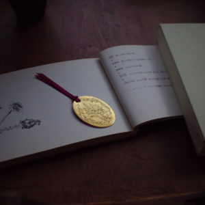 Bookmark : Arabesque S (gold) with book 01