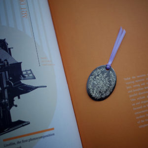 Bookmark : Arabesque S (antique silver) with book 01