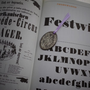 Bookmark : Arabesque S (antique silver) with book 03